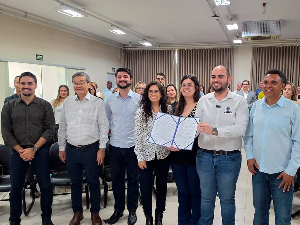 Autoridades e representantes do Family Talks seguram o documento de adesão de Pompeia à Declaração de Veneza.