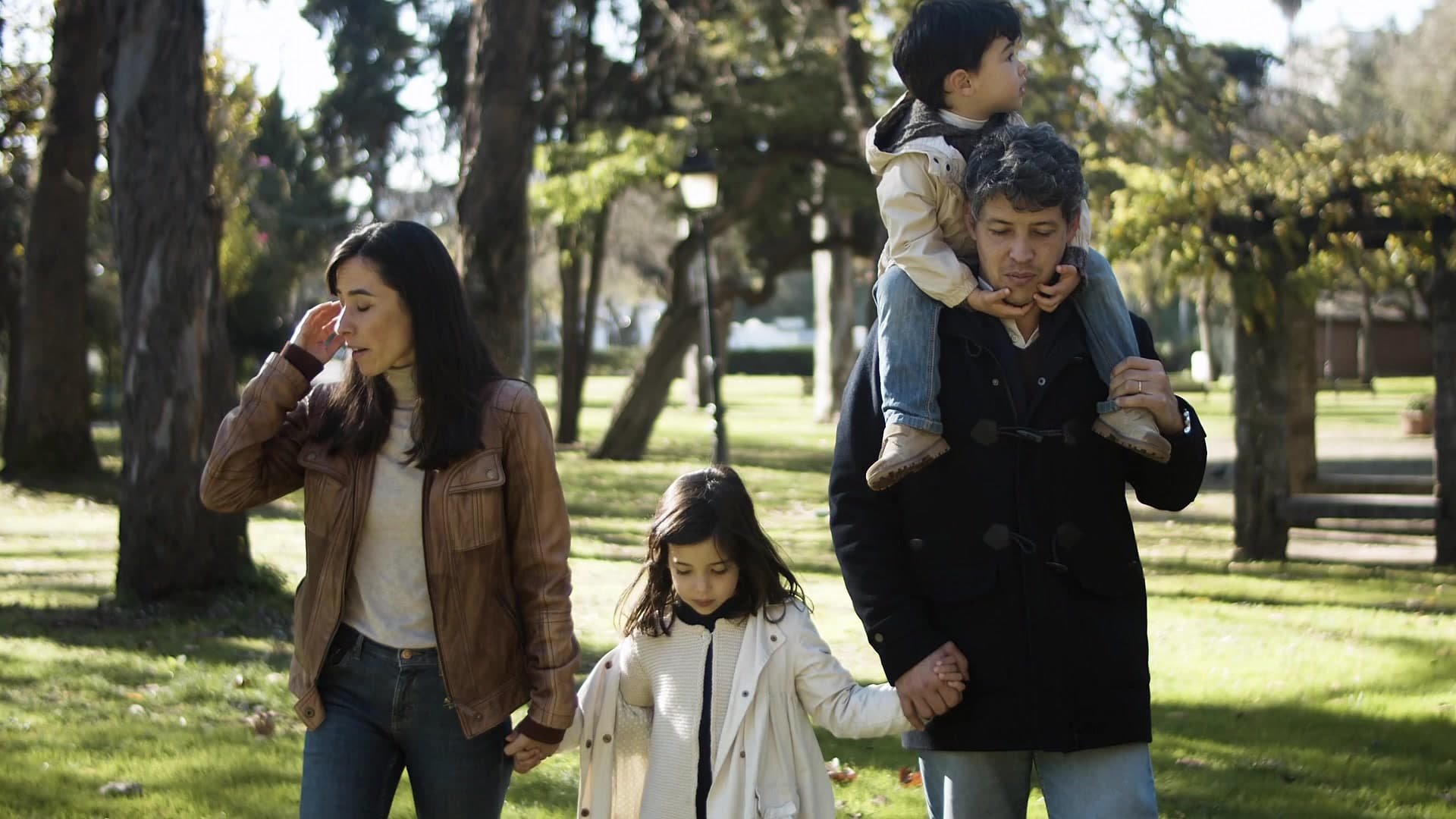 Família brasileira compartilhando um momento feliz ao ar livre